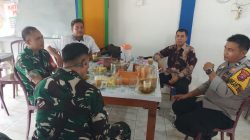 Babinsa Flamboyan Baru Sertu Maiko Muriyanto Dorong Kawasan Pantai Bebas Sampah dan Parkir Liar