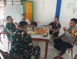 Babinsa Flamboyan Baru Sertu Maiko Muriyanto Dorong Kawasan Pantai Bebas Sampah dan Parkir Liar