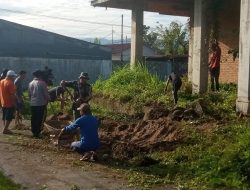 Babinsa Ujung Gurun Serka Syafrijal Turun Langsung Goro Bersama Warga Demi Lingkungan Bersih dan Nyaman