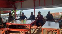 Komsos Humanis Sertu Hendri Patrizon Bersama Nelayan Purus, Bangun Kesadaran Keamanan Saat Mencari Ikan