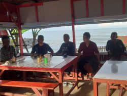 Komsos Humanis Sertu Hendri Patrizon Bersama Nelayan Purus, Bangun Kesadaran Keamanan Saat Mencari Ikan