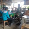 Babinsa Ujung Gurun Sertu Syafrijal Jalin Komsos dengan Pekerja PLN Saat Normalisasi Saluran Listrik yang Terganggu Dahan Pohon