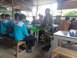 Babinsa Ujung Gurun Sertu Syafrijal Jalin Komsos dengan Pekerja PLN Saat Normalisasi Saluran Listrik yang Terganggu Dahan Pohon