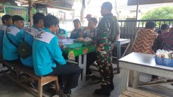 Sertu Bastian Hadir di Tengah Warga Lewat Komsos, Babinsa Koramil 01 PBU Bangun Komunikasi Humanis dengan Masyarakat