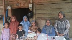 Kunjungan Penuh Kepedulian, Puskesmas VII Koto Sariak Periksa Kesehatan Ibu Nifas dan Bayi Baru Lahir Serta Salurkan Bantuan Sembako