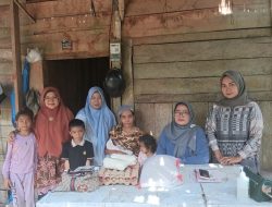 Kunjungan Penuh Kepedulian, Puskesmas VII Koto Sariak Periksa Kesehatan Ibu Nifas dan Bayi Baru Lahir Serta Salurkan Bantuan Sembako