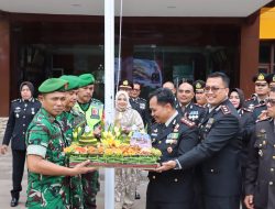 Kodim 0312/Padang Berikan Kejutan Tumpeng kepada Kapolresta Padang dalam Peringatan HUT Bhayangkara ke-80