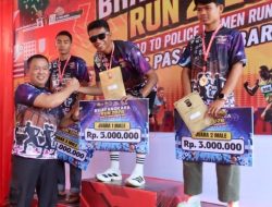 Kapolres Pasaman Barat AKBP Agung Tribawanto Serahkan Hadiah Juara Bhayangkara Run 2026
