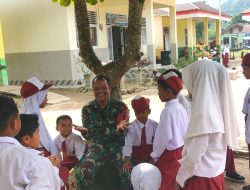Humanis di Lokasi TMMD ke-129 Kodim 0306/50 Kota, Babinsa Jadi Penyemangat Anak Sekolah Raih Cita-Cita
