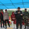 Babinsa Serma Herwan Helmi dan Danramil Mayor Arm Febrinaldi Musdar Hadiri Jalan Santai HUT RI ke-81 di Batuang Taba XX  Semarak HUT RI ke-81, Babinsa Serma Herwan Helmi Bersama Danramil Mayor Arm Febrinaldi Musdar Dekat dengan Warga Batuang Taba XX    KORAMIL 04 LL | Babinsa Koramil 04/LL, Serma Herwan Helmi, bersama Danramil 04/LL Mayor Arm Febrinaldi Musdar menghadiri kegiatan jalan santai dalam rangka menyambut HUT Kemerdekaan Republik Indonesia ke-81 di Kelurahan Batuang Taba XX, Kecamatan Lubuk Begalung, Kota Padang, Minggu, 23 Agustus 2026.  Kegiatan yang berlangsung mulai pukul 07.30 WIB hingga sekitar pukul 11.00 WIB tersebut mendapat antusiasme masyarakat. Warga mengikuti jalan santai dengan penuh semangat sebagai bagian dari rangkaian kegiatan menyambut HUT RI ke-81.  Kehadiran Serma Herwan Helmi bersama Mayor Arm Febrinaldi Musdar menunjukkan kedekatan jajaran Koramil 04/LL dengan masyarakat. Keduanya turut hadir dan berbaur dalam suasana kekeluargaan bersama warga serta unsur pemerintahan setempat.  Turut hadir dalam kegiatan tersebut Anggota DPRD Provinsi Sumatera Barat H. Verry Mulyadi, SH, Anggota DPRD Kota Padang Dewi Susanti, Sekcam Lubuk Begalung, Lurah Batuang Taba XX, Bhabinkamtibmas, Ketua LPM, Ketua Pemuda, Bundo Kanduang serta tokoh masyarakat.  Bagi Babinsa, keterlibatan dalam kegiatan kemasyarakatan bukan sekadar menghadiri acara, tetapi menjadi kesempatan untuk mempererat komunikasi dan membangun hubungan emosional yang baik dengan warga di wilayah binaan.  Mayor Arm Febrinaldi Musdar menyampaikan bahwa semangat kemerdekaan akan semakin bermakna apabila dirasakan dan dirayakan bersama oleh seluruh lapisan masyarakat.  “Jalan santai ini sederhana, tetapi nilai kebersamaannya sangat besar. Kita bisa berkumpul, saling menyapa dan bergembira bersama. Inilah bentuk kebersamaan yang harus terus kita jaga, karena TNI memang hadir di tengah-tengah rakyat,” ujar Mayor Arm Febrinaldi Musdar.  Sementara itu, Serma Herwan Helmi terus membangun komunikasi dengan warga selama kegiatan berlangsung. Menurutnya, kedekatan Babinsa dengan masyarakat merupakan bagian penting dalam menjalankan tugas pembinaan teritorial.  “Bagi kami, masyarakat bukan orang lain. Warga adalah bagian dari keluarga besar yang harus selalu kita jaga kebersamaannya. Kalau masyarakat membutuhkan, Babinsa harus berusaha hadir dan membantu sesuai kemampuan,” tutur Serma Herwan Helmi secara humanis.  Kegiatan jalan santai juga menjadi momentum memperkuat semangat persatuan dan gotong royong. Kehadiran unsur TNI, Polri, pemerintah kecamatan dan kelurahan, tokoh masyarakat, pemuda serta warga menunjukkan kuatnya sinergi di Kelurahan Batuang Taba XX.  Antusiasme warga dalam menyambut HUT RI ke-81 menjadi gambaran bahwa semangat kemerdekaan tetap hidup di tengah masyarakat. Melalui kegiatan positif seperti ini, kebersamaan sekaligus rasa cinta tanah air dapat terus ditanamkan dari lingkungan masyarakat.  Kegiatan berlangsung aman, tertib dan penuh suasana kekeluargaan hingga selesai. Kehadiran Serma Herwan Helmi dan Mayor Arm Febrinaldi Musdar menegaskan komitmen Koramil 04/LL untuk terus dekat dengan masyarakat, memperkuat kemanunggalan TNI dan rakyat, serta mewujudkan semangat TNI Untuk Rakyat dan TNI Bersama Rakyat.  TNI UNTUK RAKYAT — TNI BERSAMA RAKYAT.