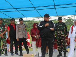 Babinsa Serma Herwan Helmi dan Danramil Mayor Arm Febrinaldi Musdar Hadiri Jalan Santai HUT RI ke-81 di Batuang Taba XX  Semarak HUT RI ke-81, Babinsa Serma Herwan Helmi Bersama Danramil Mayor Arm Febrinaldi Musdar Dekat dengan Warga Batuang Taba XX    KORAMIL 04 LL | Babinsa Koramil 04/LL, Serma Herwan Helmi, bersama Danramil 04/LL Mayor Arm Febrinaldi Musdar menghadiri kegiatan jalan santai dalam rangka menyambut HUT Kemerdekaan Republik Indonesia ke-81 di Kelurahan Batuang Taba XX, Kecamatan Lubuk Begalung, Kota Padang, Minggu, 23 Agustus 2026.  Kegiatan yang berlangsung mulai pukul 07.30 WIB hingga sekitar pukul 11.00 WIB tersebut mendapat antusiasme masyarakat. Warga mengikuti jalan santai dengan penuh semangat sebagai bagian dari rangkaian kegiatan menyambut HUT RI ke-81.  Kehadiran Serma Herwan Helmi bersama Mayor Arm Febrinaldi Musdar menunjukkan kedekatan jajaran Koramil 04/LL dengan masyarakat. Keduanya turut hadir dan berbaur dalam suasana kekeluargaan bersama warga serta unsur pemerintahan setempat.  Turut hadir dalam kegiatan tersebut Anggota DPRD Provinsi Sumatera Barat H. Verry Mulyadi, SH, Anggota DPRD Kota Padang Dewi Susanti, Sekcam Lubuk Begalung, Lurah Batuang Taba XX, Bhabinkamtibmas, Ketua LPM, Ketua Pemuda, Bundo Kanduang serta tokoh masyarakat.  Bagi Babinsa, keterlibatan dalam kegiatan kemasyarakatan bukan sekadar menghadiri acara, tetapi menjadi kesempatan untuk mempererat komunikasi dan membangun hubungan emosional yang baik dengan warga di wilayah binaan.  Mayor Arm Febrinaldi Musdar menyampaikan bahwa semangat kemerdekaan akan semakin bermakna apabila dirasakan dan dirayakan bersama oleh seluruh lapisan masyarakat.  “Jalan santai ini sederhana, tetapi nilai kebersamaannya sangat besar. Kita bisa berkumpul, saling menyapa dan bergembira bersama. Inilah bentuk kebersamaan yang harus terus kita jaga, karena TNI memang hadir di tengah-tengah rakyat,” ujar Mayor Arm Febrinaldi Musdar.  Sementara itu, Serma Herwan Helmi terus membangun komunikasi dengan warga selama kegiatan berlangsung. Menurutnya, kedekatan Babinsa dengan masyarakat merupakan bagian penting dalam menjalankan tugas pembinaan teritorial.  “Bagi kami, masyarakat bukan orang lain. Warga adalah bagian dari keluarga besar yang harus selalu kita jaga kebersamaannya. Kalau masyarakat membutuhkan, Babinsa harus berusaha hadir dan membantu sesuai kemampuan,” tutur Serma Herwan Helmi secara humanis.  Kegiatan jalan santai juga menjadi momentum memperkuat semangat persatuan dan gotong royong. Kehadiran unsur TNI, Polri, pemerintah kecamatan dan kelurahan, tokoh masyarakat, pemuda serta warga menunjukkan kuatnya sinergi di Kelurahan Batuang Taba XX.  Antusiasme warga dalam menyambut HUT RI ke-81 menjadi gambaran bahwa semangat kemerdekaan tetap hidup di tengah masyarakat. Melalui kegiatan positif seperti ini, kebersamaan sekaligus rasa cinta tanah air dapat terus ditanamkan dari lingkungan masyarakat.  Kegiatan berlangsung aman, tertib dan penuh suasana kekeluargaan hingga selesai. Kehadiran Serma Herwan Helmi dan Mayor Arm Febrinaldi Musdar menegaskan komitmen Koramil 04/LL untuk terus dekat dengan masyarakat, memperkuat kemanunggalan TNI dan rakyat, serta mewujudkan semangat TNI Untuk Rakyat dan TNI Bersama Rakyat.  TNI UNTUK RAKYAT — TNI BERSAMA RAKYAT.