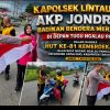 Polri untuk Masyarakat, Kapolsek Lintau Buo AKP Jondriadi Turun Langsung Bagikan Bendera di Jalan Raya