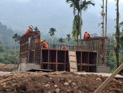 Guntur Kawal Pembangunan Jembatan Gantung Rp7,43 Miliar di Baruang-Baruang Belantai Tengah, CV. Jaya Mandiri Jadi Pelaksana