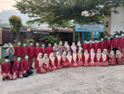 Ketua Komite SMPN 6 Padang Devi Febrida Gandeng Sekolah Lindungi Siswa, Masker Dibagikan di Gerbang