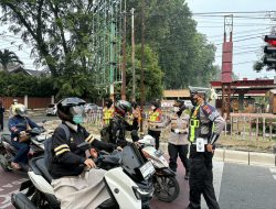 Polda Sumbar Bagikan Masker kepada Masyarakat sebagai Wujud Kepedulian terhadap Kesehatan Publik
